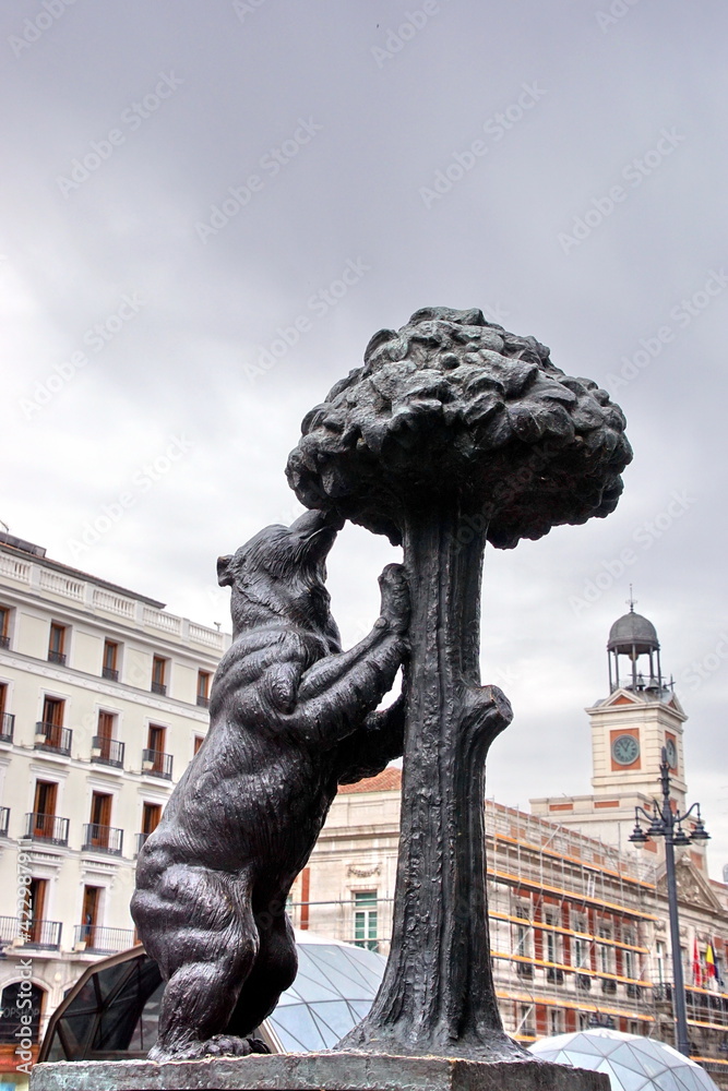 Fototapeta premium Statue of the Bear and the Strawberry Tree at Puerta del Sol in Madrid, Spain