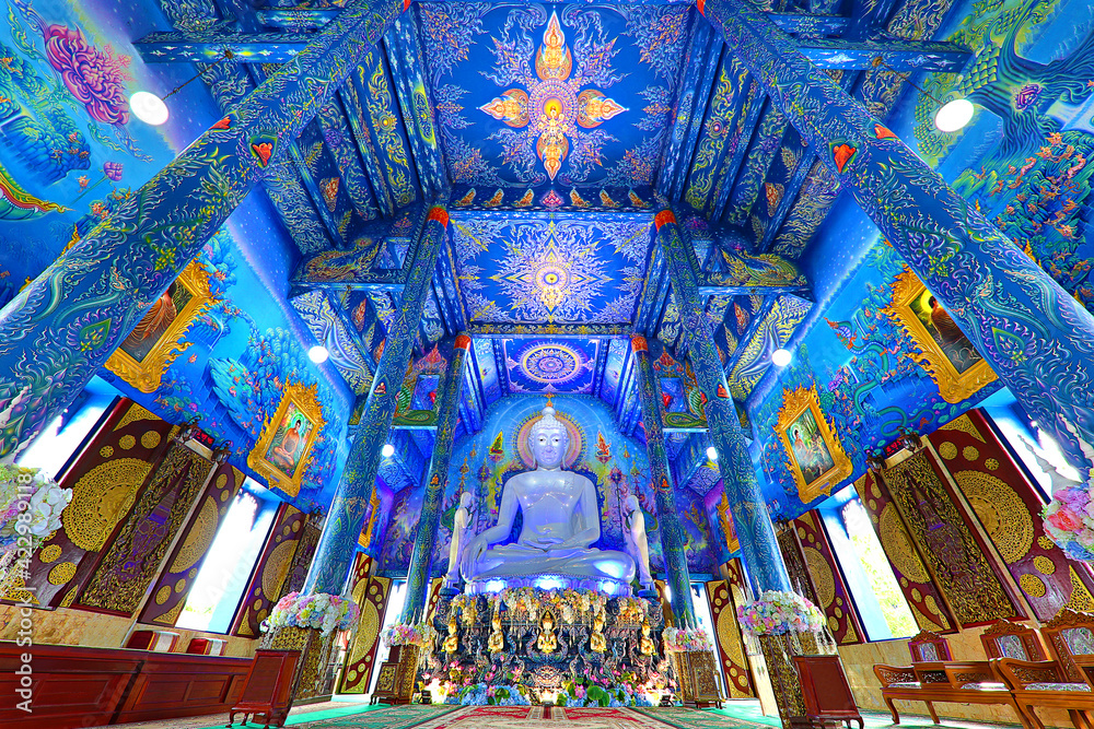 Fototapeta premium Blue Temple known also as Wat Rong Suea Ten, in Chiang Rai, Thailand