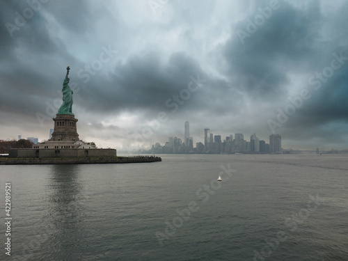 La libertad ilumina el mundo con la isla de Manhattan de fondo © FRANK ALVAREZ