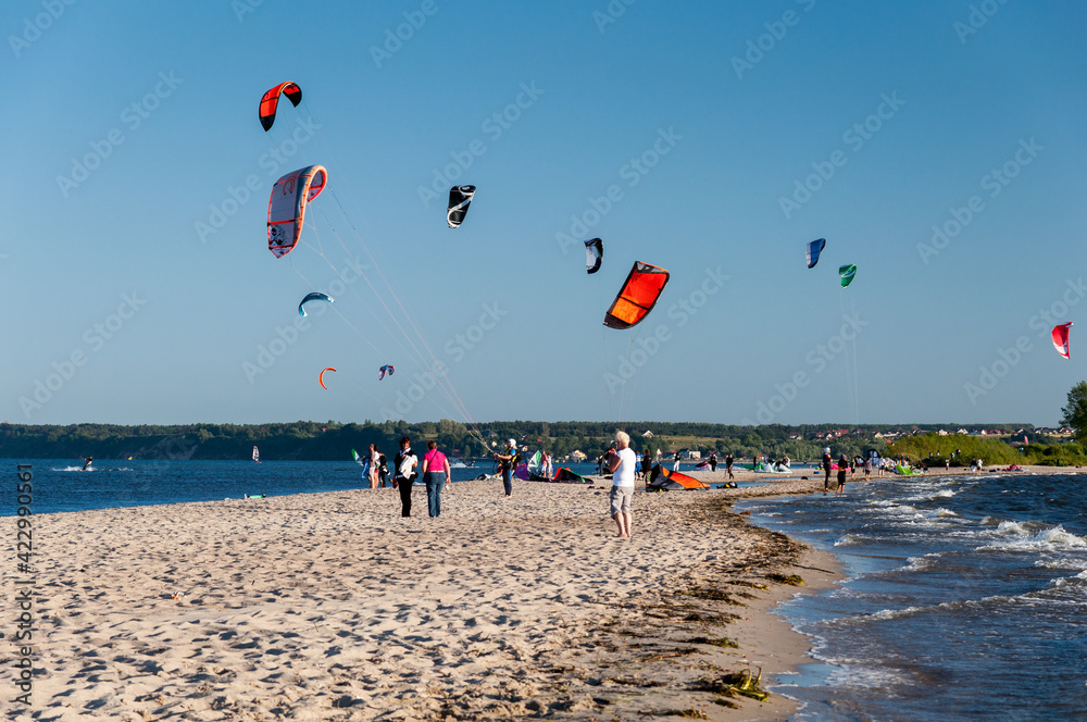Kitesurfing nad Morzem Bałtyckim, Rewa - obrazy, fototapety, plakaty 