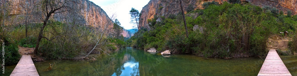 Fototapeta premium Sendero Chulilla, puentes colgantes