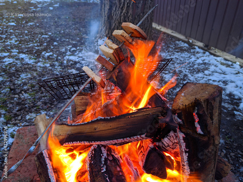 Bread to fry on the fire