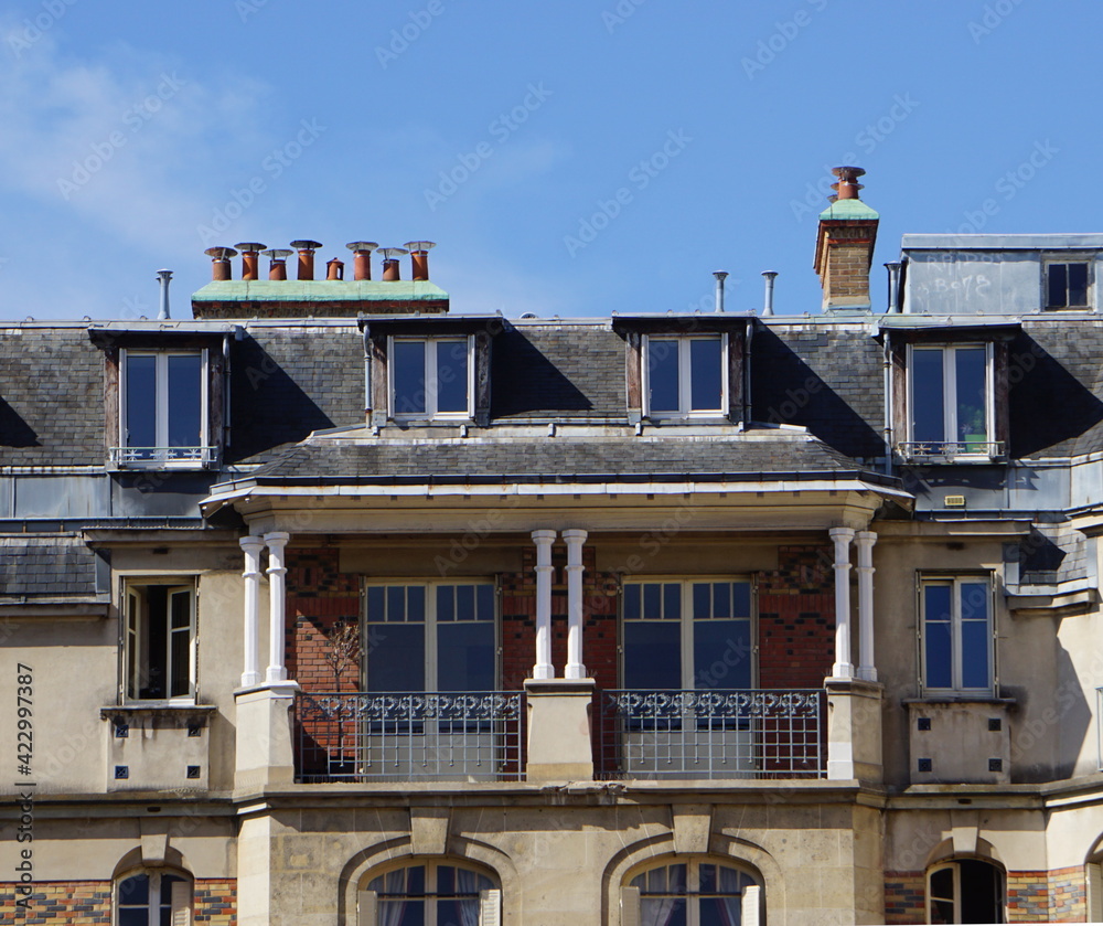 Obraz premium Balcon avec colonnes - immeuble ancien Paris