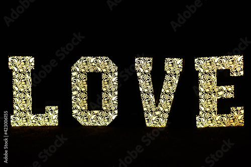 Podświetlany, ażurowy napis LOVE, modna dekoracja na wesele