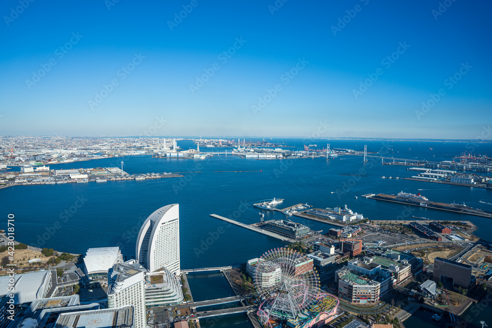 Fototapeta Krajobraz przez okno widziane z tarasu widokowego Yokohama Landmark Tower w kierunku Minatomirai