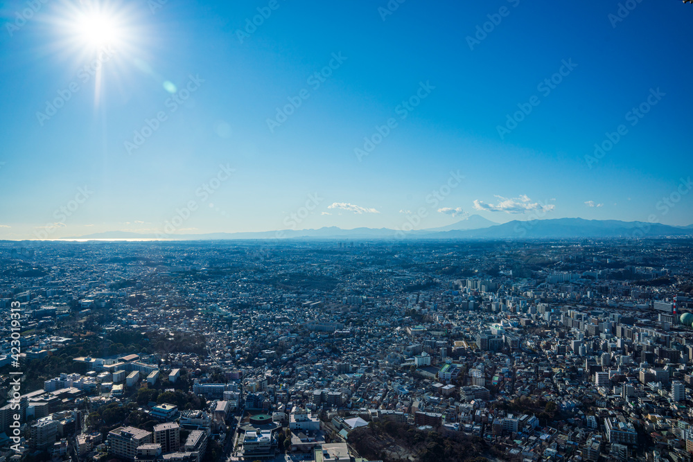 横浜ランドマークタワーの展望台から見る窓越しの風景　富士山方面