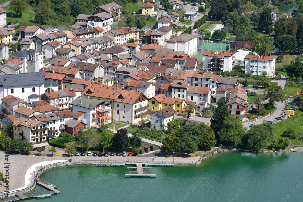 Fotografía aérea del pueblo junto al lago de Barci en la región alpina de Friul Venecia - Julia en el norte de Italia