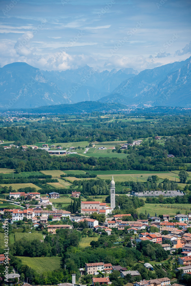 Fotografía aérea de un pueblo  y paisaje rural en la región alpina de Friul Venecia - Julia en el norte de Italia