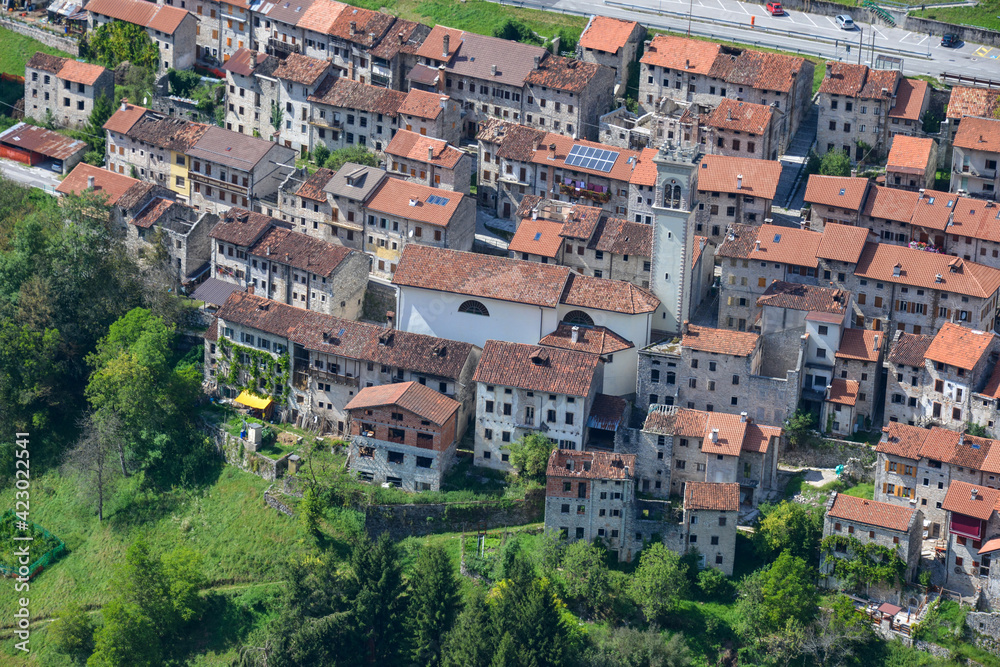 Fotografía aérea del pueblo de Erto en la región alpina de Friul Venecia - Julia en el norte de Italia
