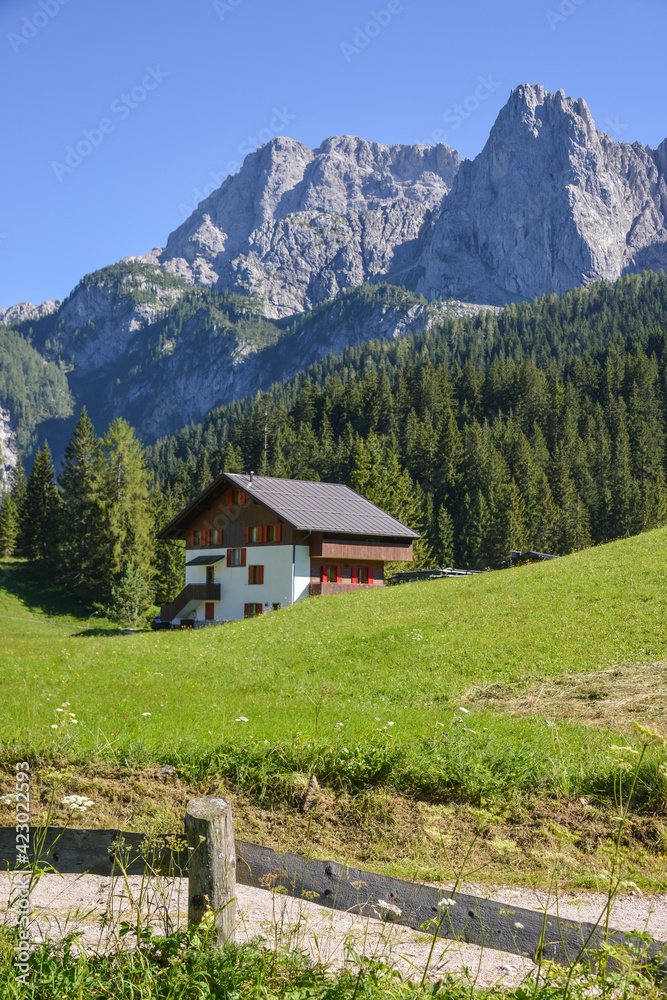 Paisaje alpino con vivienda rural en los montes de Veneto