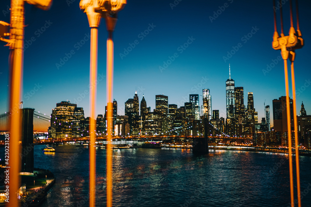 Obraz premium Evening cityscape of glowing Manhattan skyscrapers