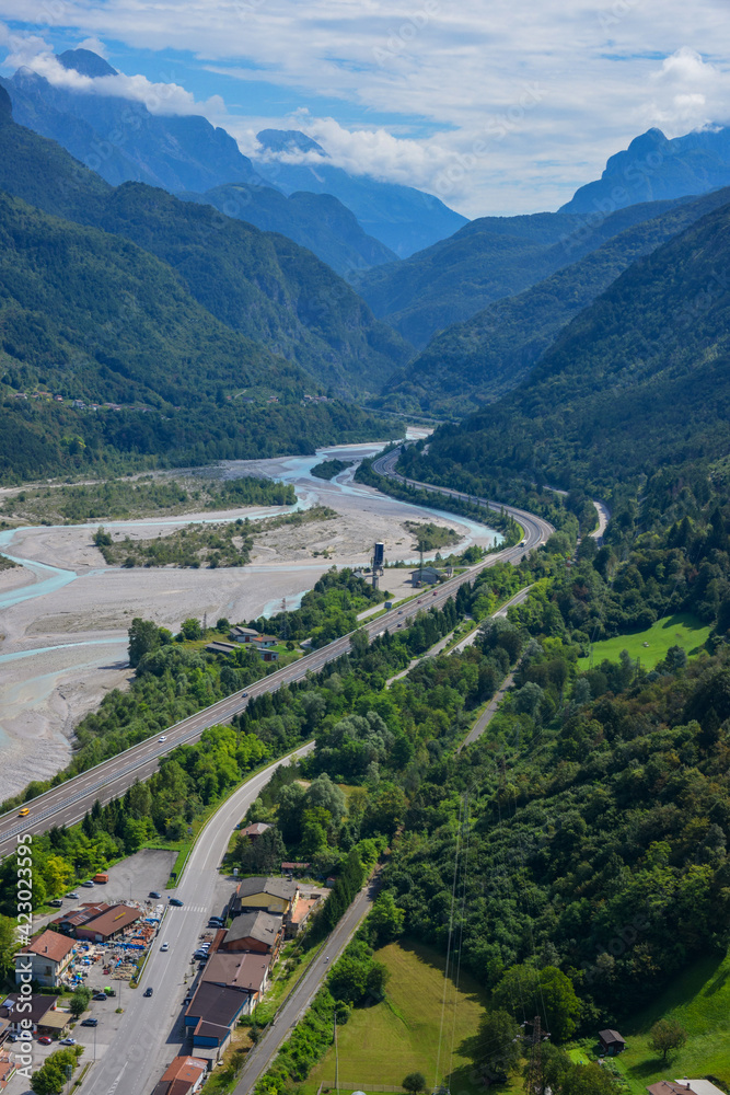 Fotografía aérea con río y valle en la región alpina de Friul Venecia-Julia en Italia