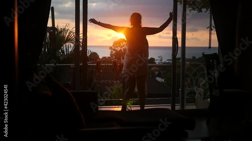 Meet the dawn in the morning on the balcony by the sea, rejoice and dance.