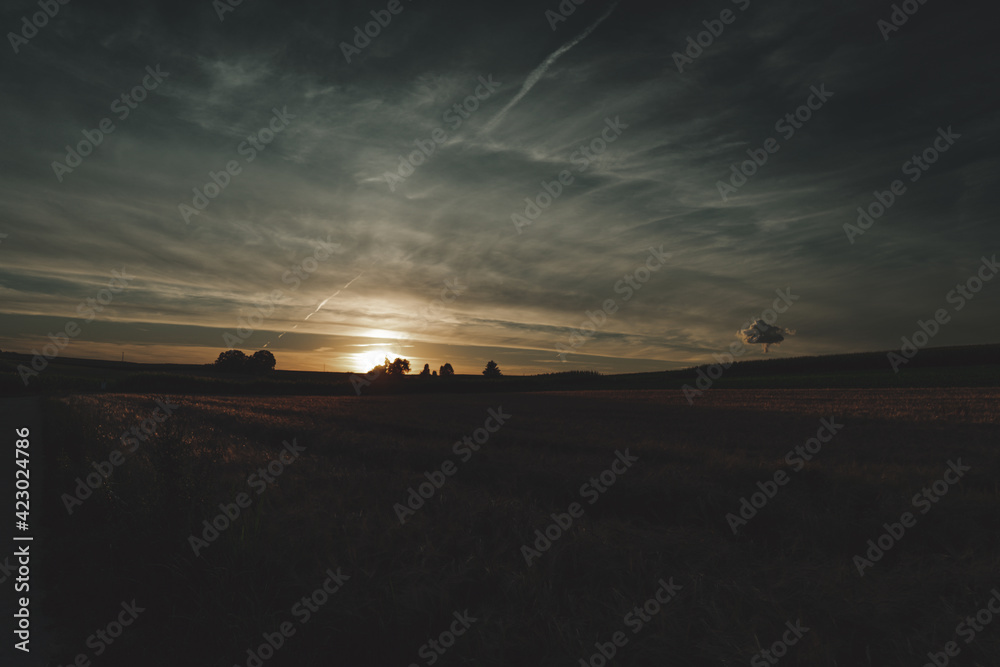 Sonnenuntergang Wolken und Weizenfeld