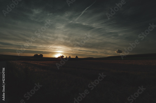 Sonnenuntergang Wolken und Weizenfeld