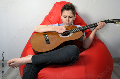 Schilderij op canvas close up boy playing the guitar