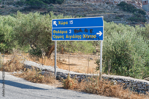 Fototapeta Naklejka Na Ścianę i Meble -  Strassenschild auf der Insel Amorgos, Kykladen, Griechenland