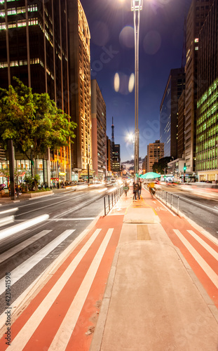 Anoitecer no meio da Avenida Paulista, em São Paulo, Capital. Famoso ponto turístico, localizado no centro da metrópole. photo