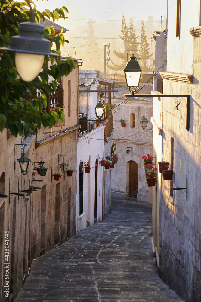 Φωτογραφία The streets of  the old town of Arequipa at sunset with the traditional architec