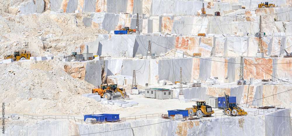Foto Marble quarry, extraction and processing of white marble, open mining