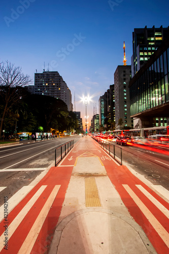 Anoitecer no meio da avenida Paulista em frente ao MASP. photo