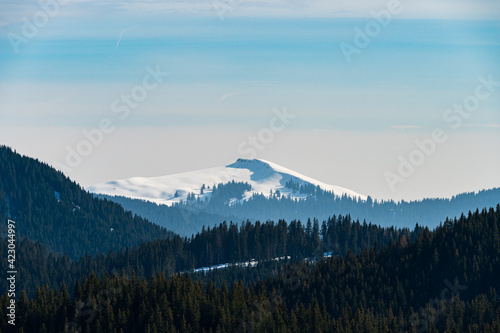 Obraz na płótnie Romanian mountain landscape in winter w salonie