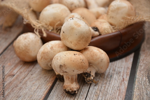 funghi freschi ortaggi cibo vegetariano su tavolo di legno