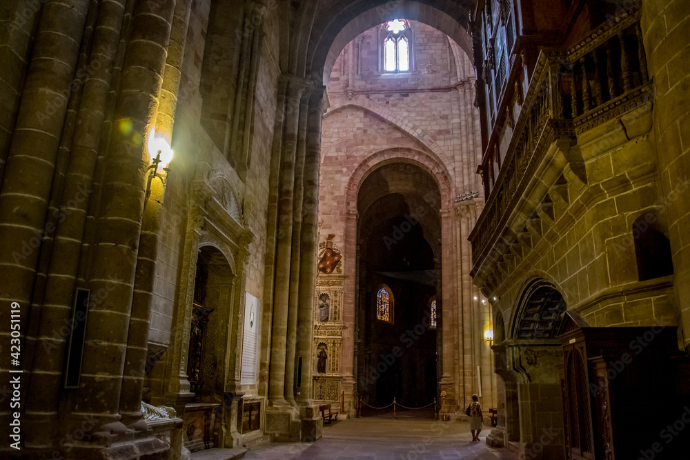 Detalles del interior de una gran iglesia gótica española