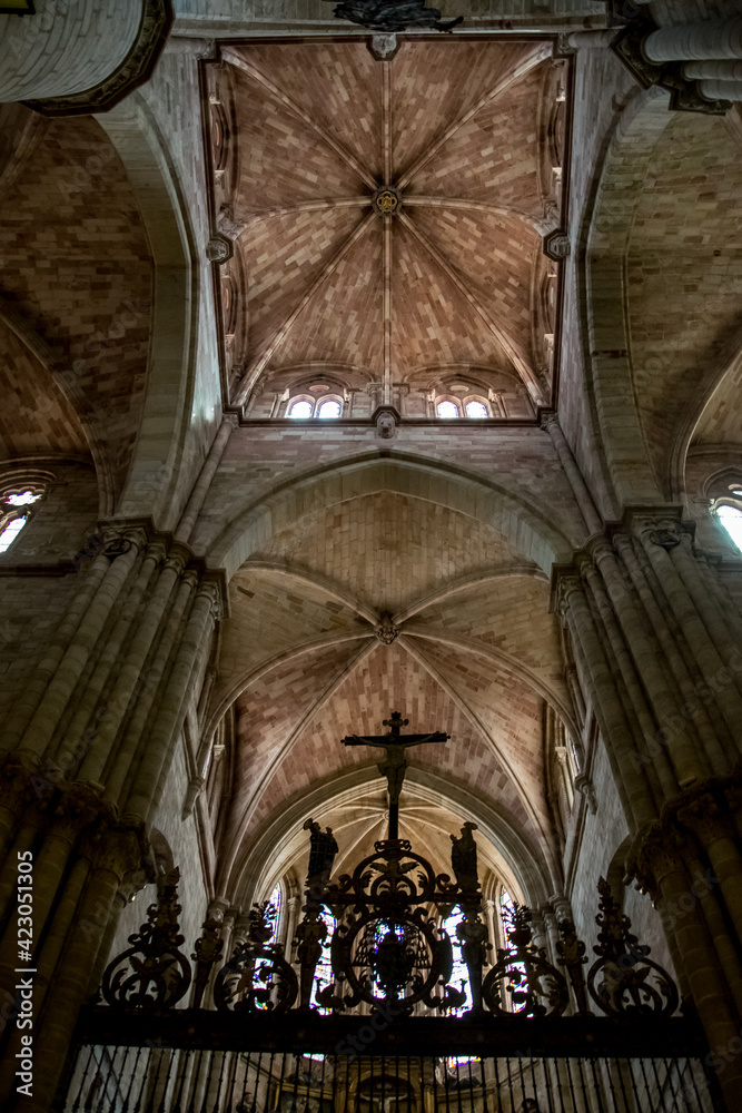 Detalle del crucero, de la bóveda cenral y de la parte alta de la rejería artística principal de la Catedral de Sigüenza, España
