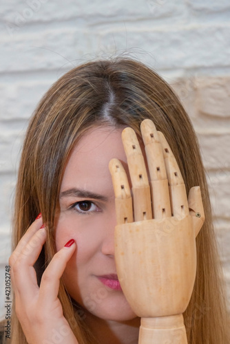 mano de madera tapando el ojo mujer manos manos manos madera hidratación deshidratación medicina estética endurecer duras fuertes fuertes manos fuertes cabello chica rostro cara modelo ocular dr dr dr photo