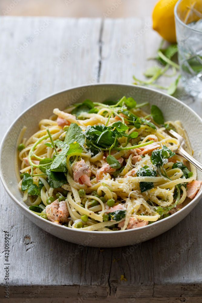 Linguine pasta with salmon, watercress and green peas
