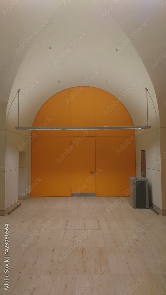 Eine orangene Tür