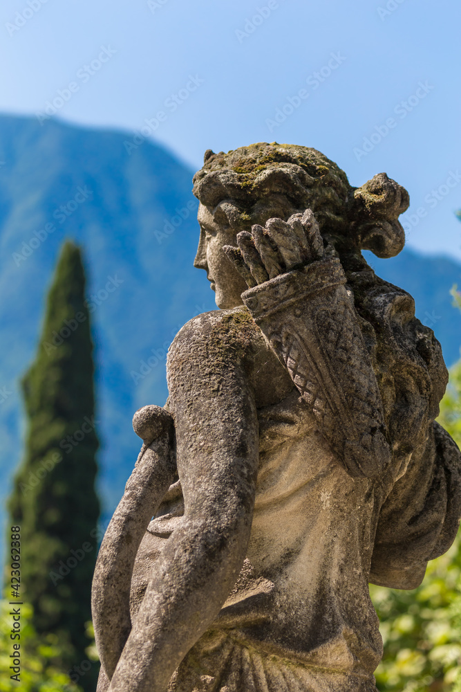 statue sur le lac de côme - italie
