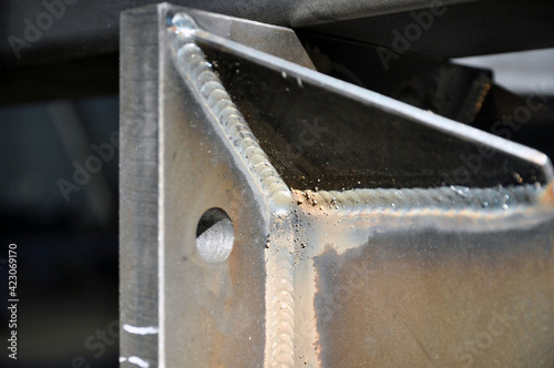 Element of a part of a welded structure, an arc welded seam, technological holes.