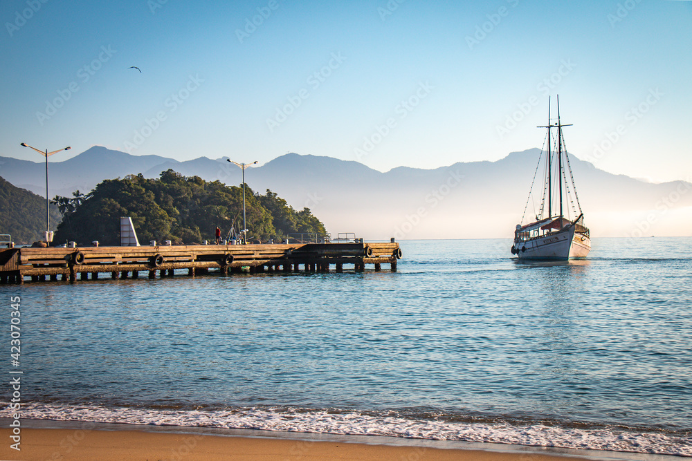 Obraz premium ship in the bay, ilha grande island, brazil
