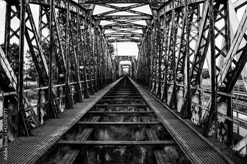 żelazny most kolejowy 