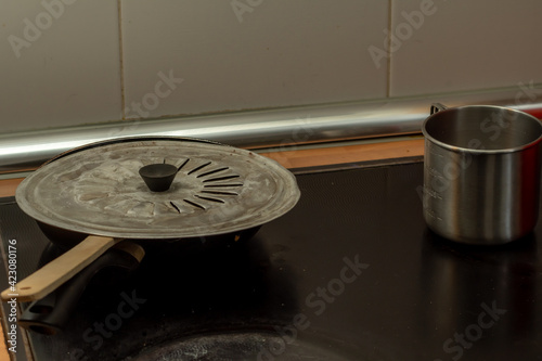 Metal pan and glass