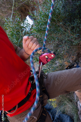 Obraz na płótnie man climbing a mountain with rope w salonie