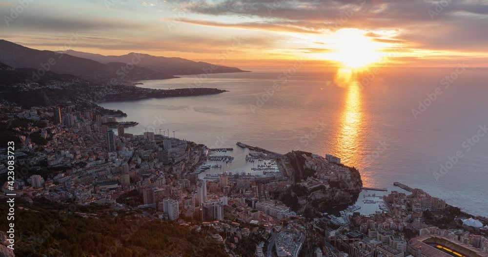 Lever du soleil sur la ville de Monaco le long de la Mer Méditerranée .