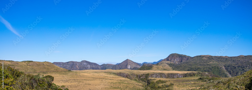 Paisagem de campo com montanha piramidal ao fundo na Serra Geral em Urubici, Santa Catarina, Brasil.