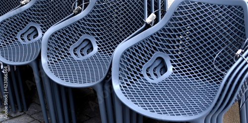 Lange Reihe gestapelter Stühle einer Außengastronomie
