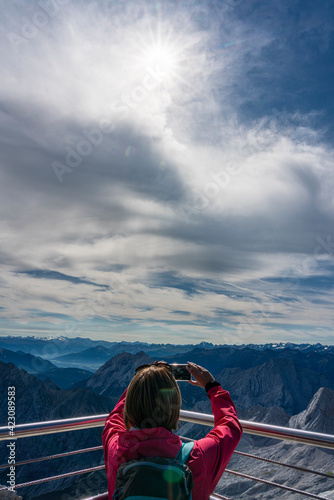 Touristen und Wanderer auf der Zugspitze in Bayern