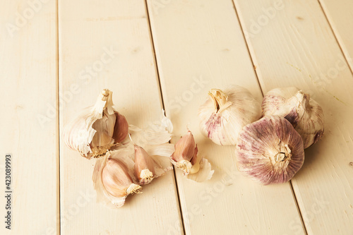 Garlic onion paceson white plank table