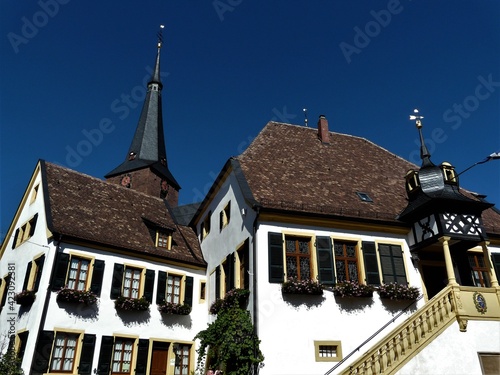Hausecken mit Kirchturm in Deidesheim / Pfalz