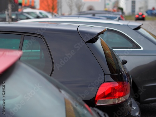 Rarität - leerer Parkplatz im Shoppingcenter 