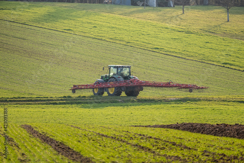 Traktor bei der Feldarbeit