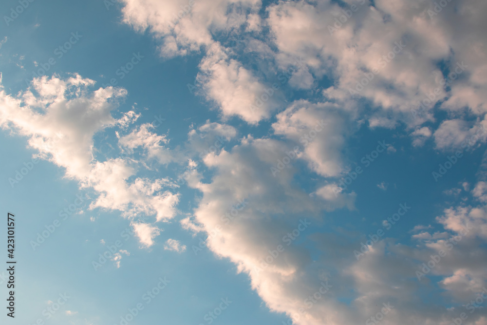 Cielo azul con nubes 