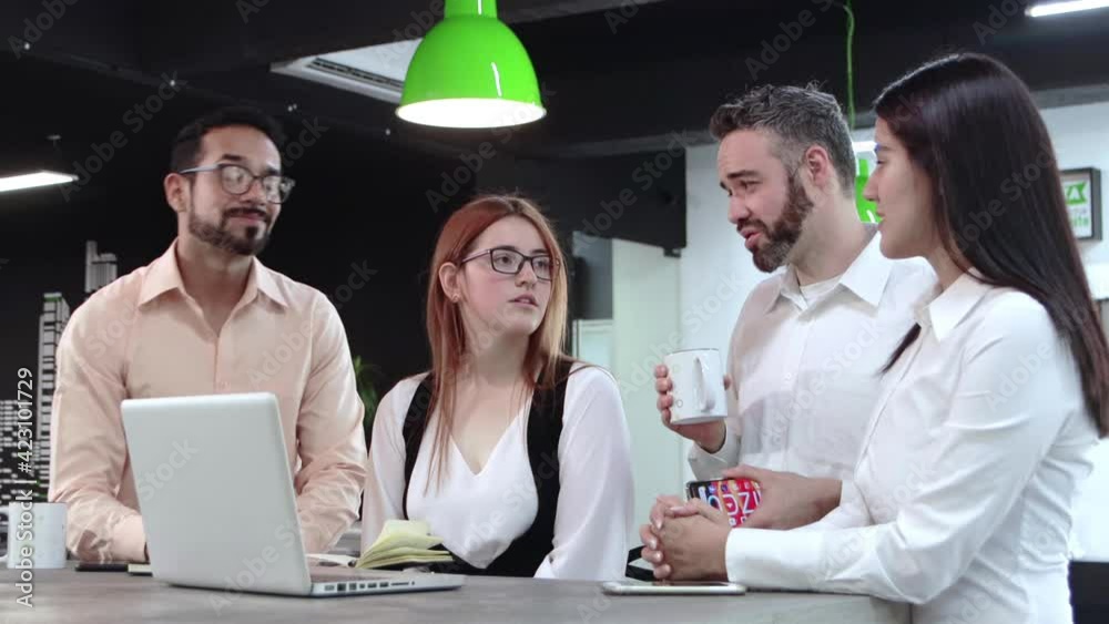 Grupo de gente joven creativa en lluvia de ideas en oficina