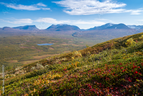 Canvastavla Lapponian gate, famous mountain pass in the Swedish arctic in beautiful autumn colors on a sunny day