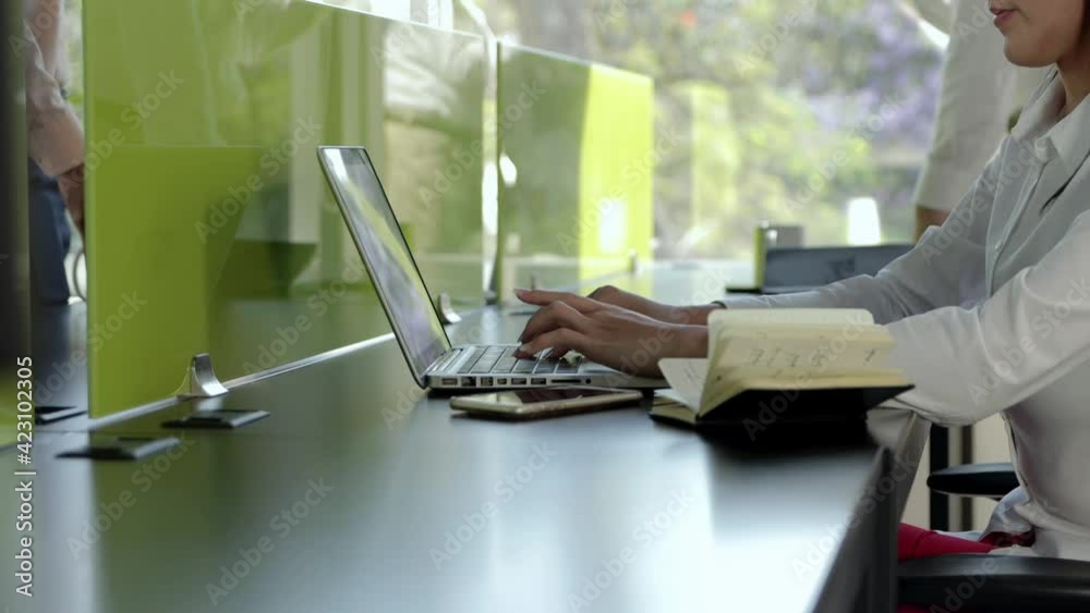 Detalle de Mujer trabajando en oficina con computadora personal 